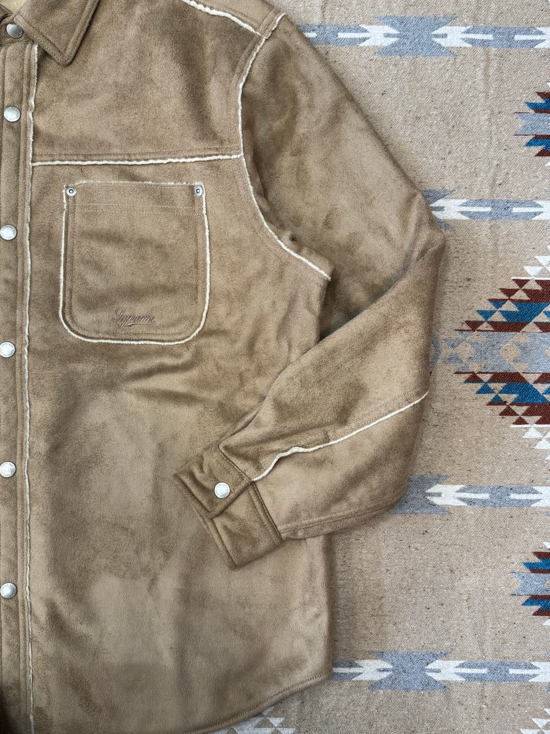 [L] 슈프림 포우 스웨이드 스냅 셔츠 탄 - 25FW 상품이미지4