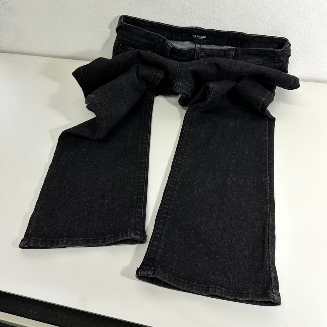 우먼L 트루릴리젼 세미부츠컷핏 블랙워시드 부츠컷청바지 상품이미지4