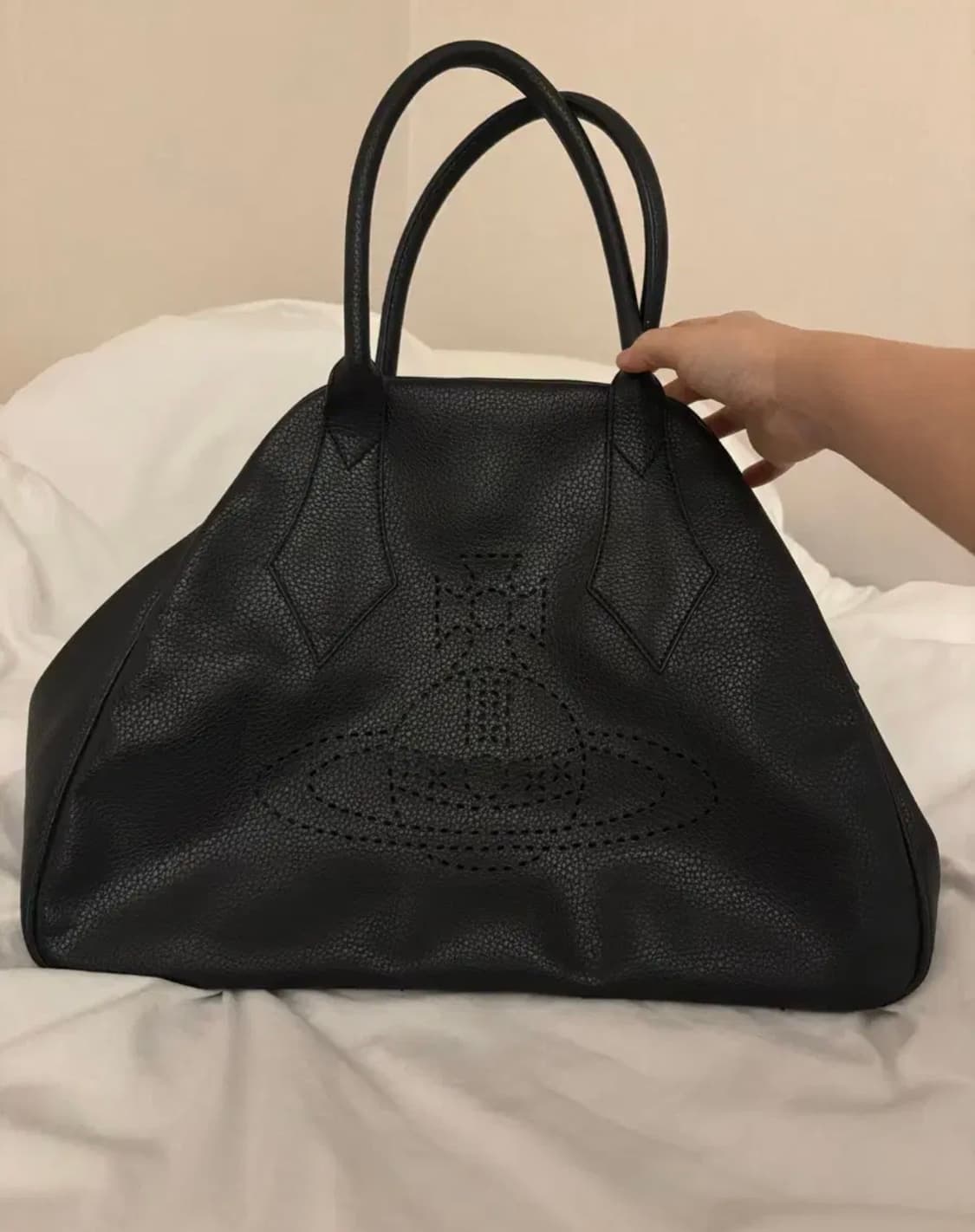 비비안웨스트우드 빈티지 펀칭 ORB 로고 야스민 토트백 상품이미지1