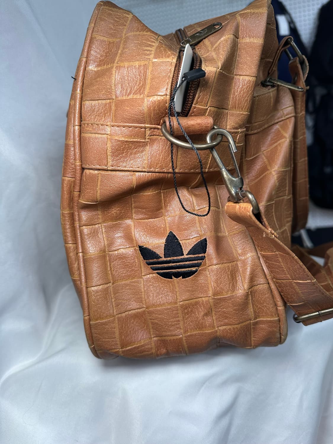 아디다스재팬 스퀘어 패턴 레더 보스턴백 상품이미지3