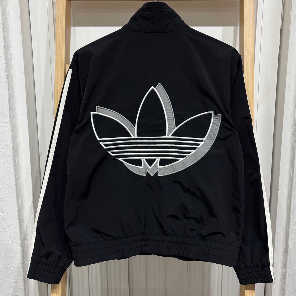 아디다스 빅로고 크롭 바람막이 상품이미지1