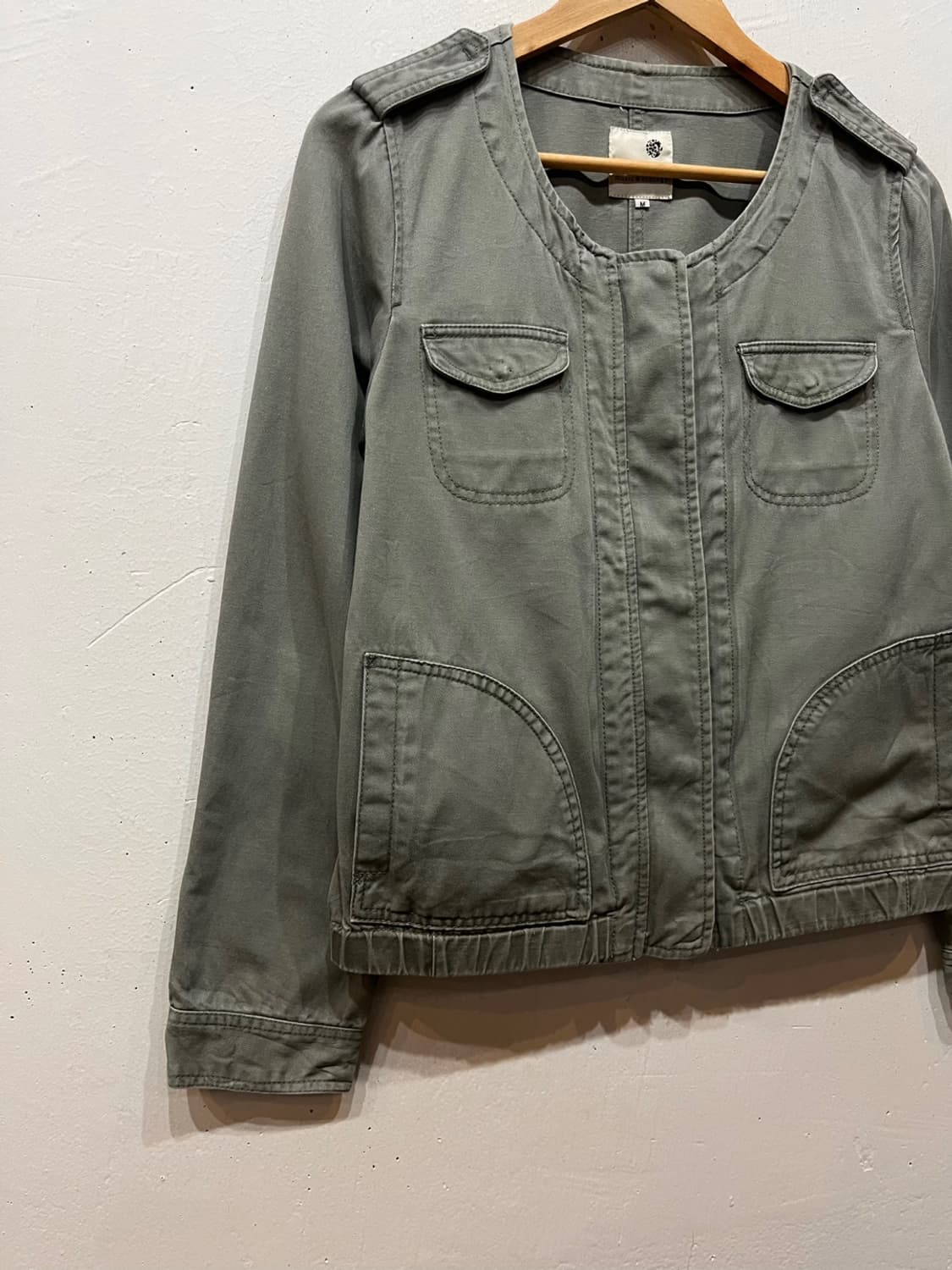 어스뮤직 JPN 카키 밀리터리 자켓 상품이미지2