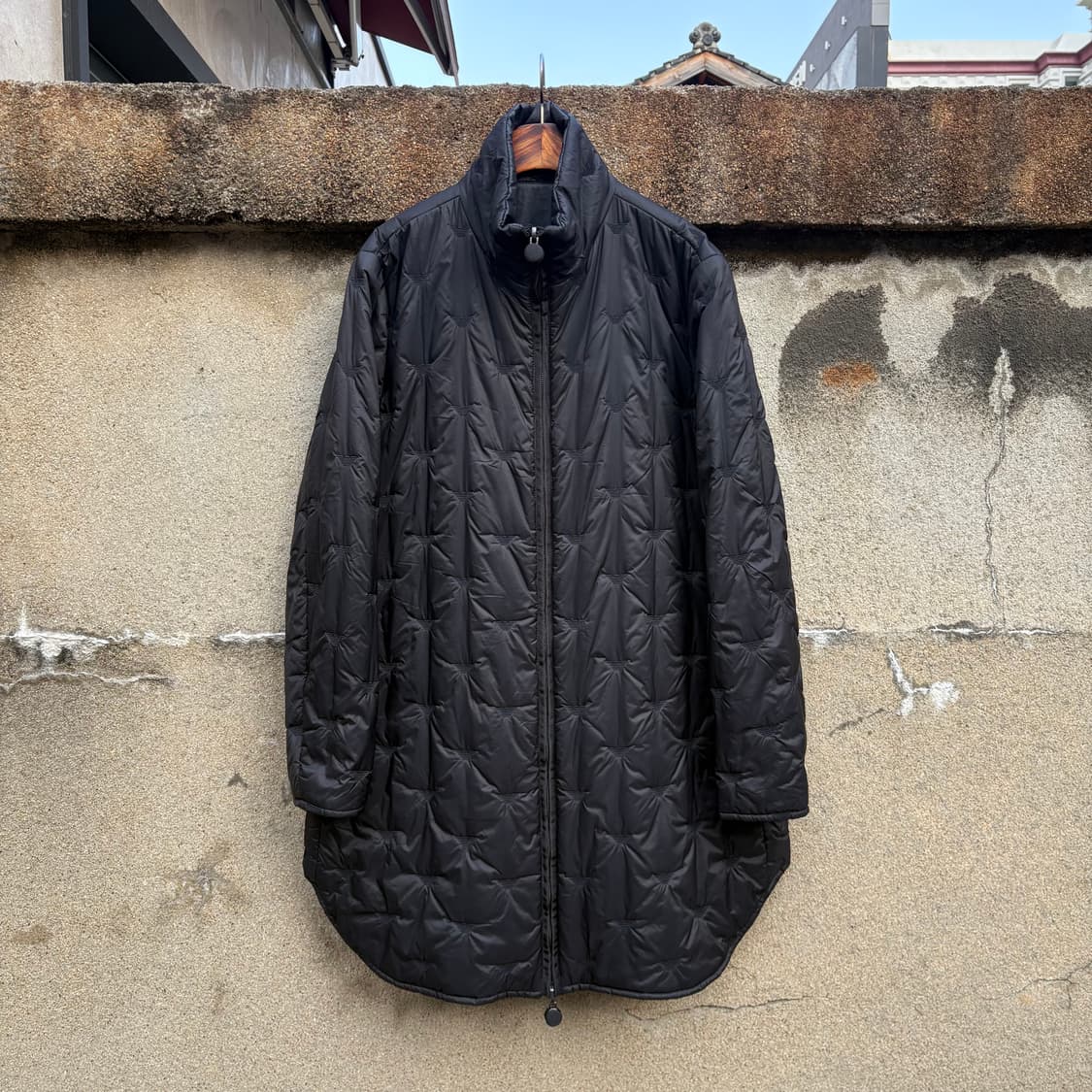 엠포리오 알마니 자수 경량 롱 푸퍼 자켓 상품이미지4