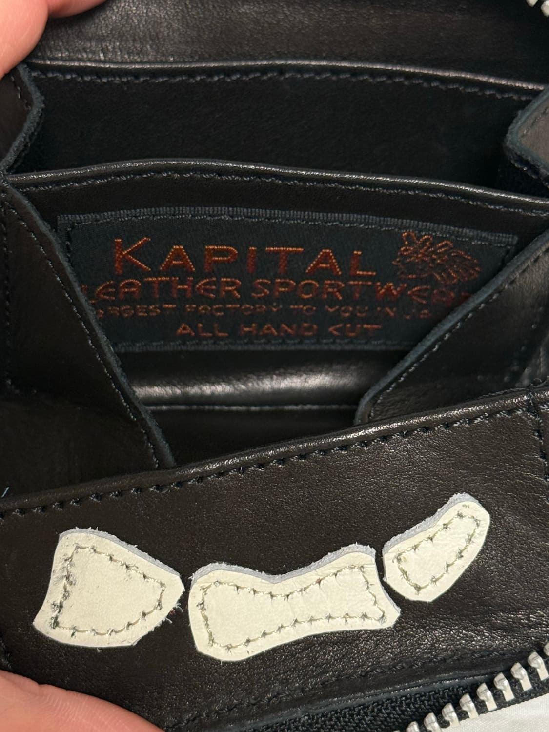 캐피탈 떰즈 업 본 핸드 집 미니 지갑 블랙  상품이미지6