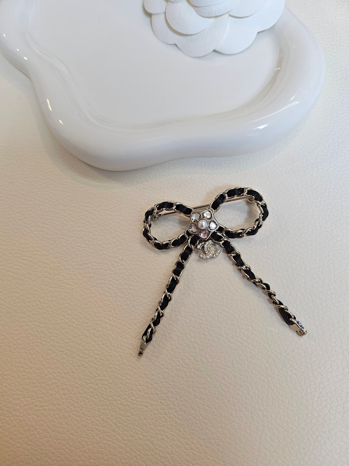 샤넬 CC 블랙 가죽 리본 브로치 업사이클링 상품이미지7