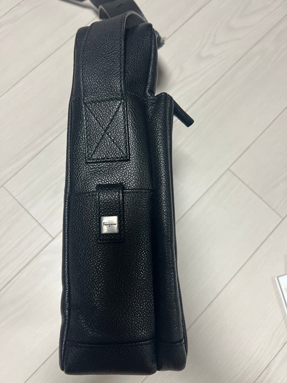 [정품] 페레가모 피블카프 가죽 메신저 크로스백(S급) 저렴하게 정리합니 상품이미지3
