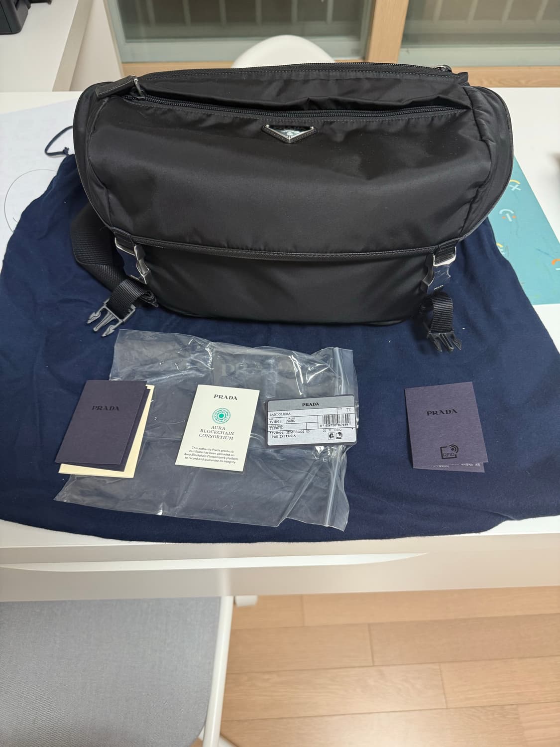 프라다 바이커백 라지 판매 상품이미지1