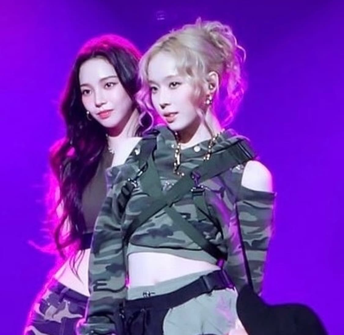 바우프 컷아웃 오프숄더 크롭 후드 카모 (에스파 윈터 착용 상품이미지2