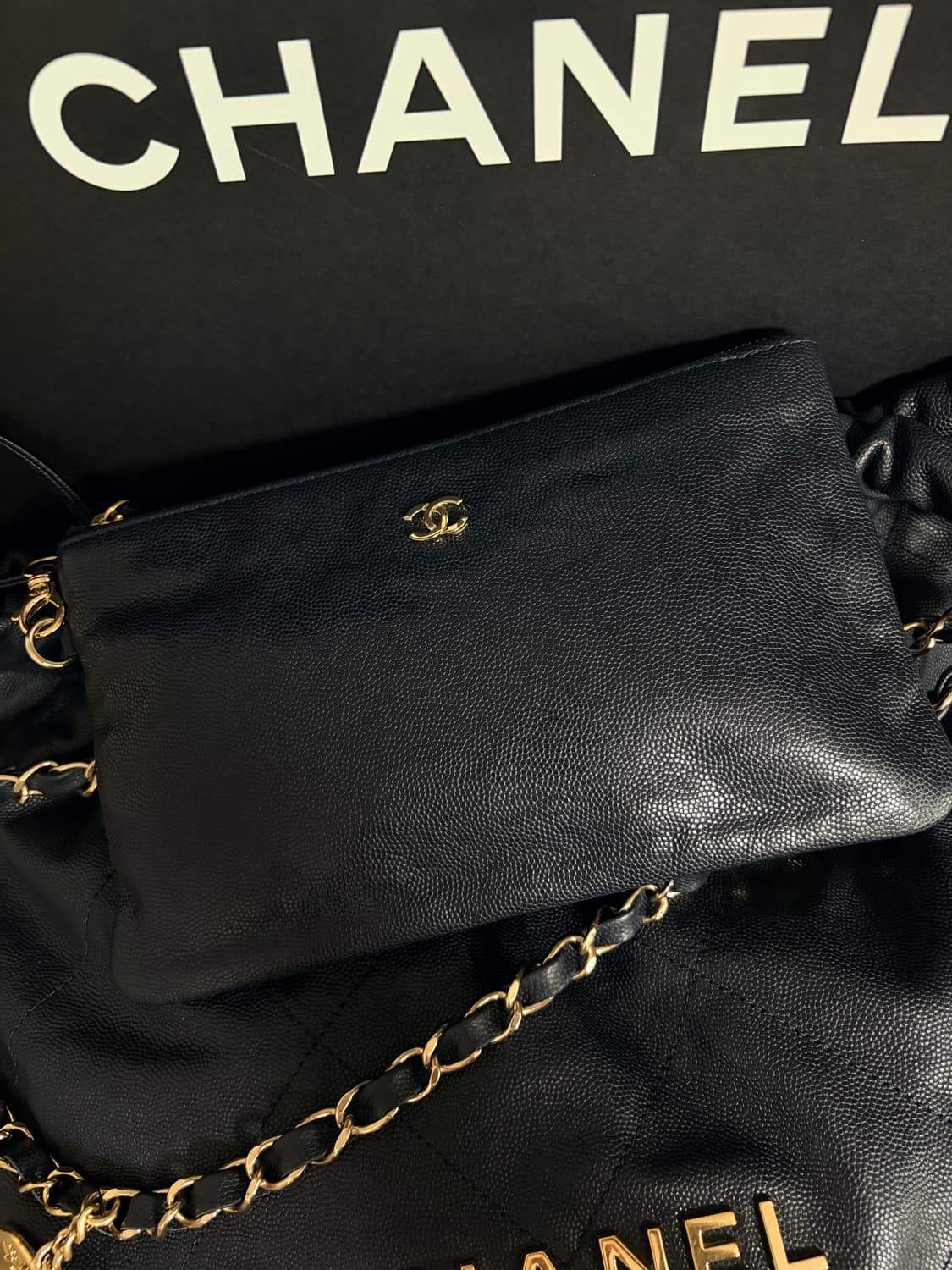 샤넬 22백 캐비어 다크네이비 미디움 상품이미지5