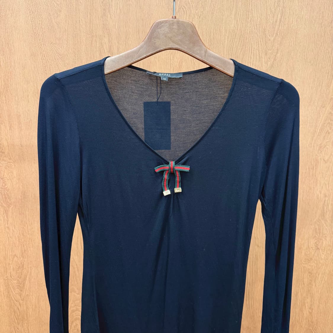 구찌 롱슬리브 티셔츠 리본 골드 로고 브이넥 디테일 슬림핏 블랙 상품이미지4