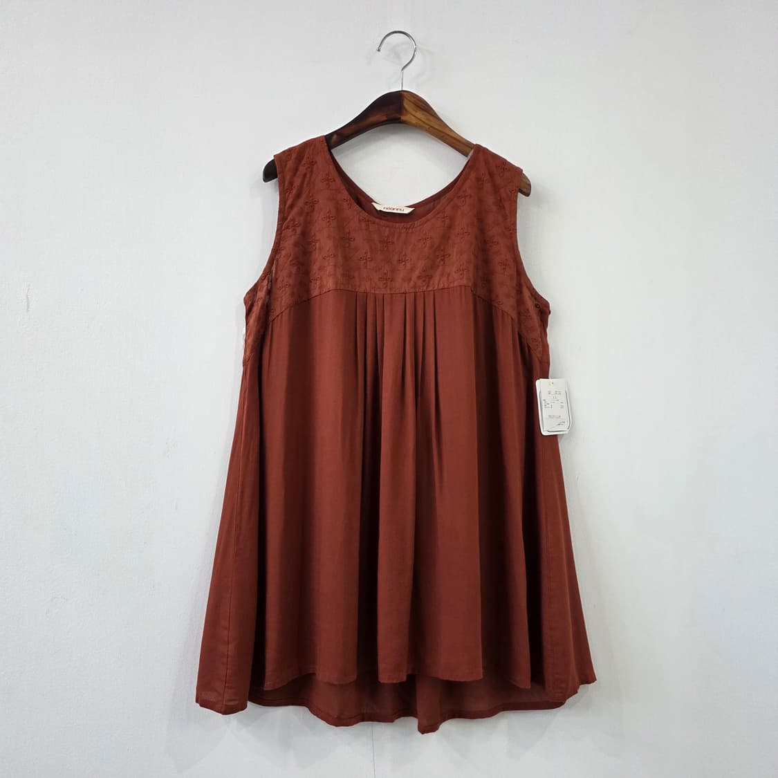 브릭 브라운 자수 플레어 슬리브리스 블라우스 상품이미지1