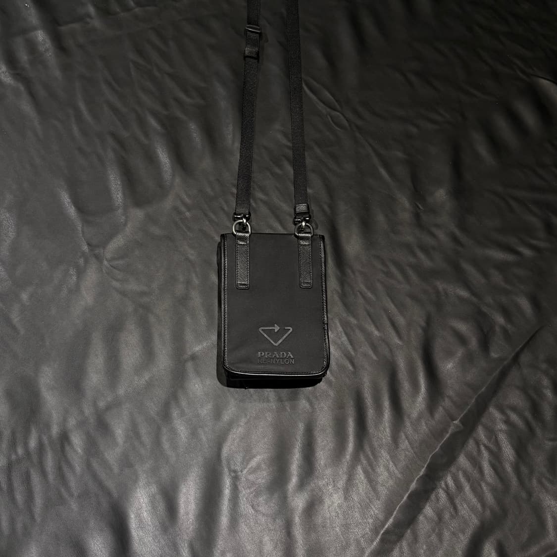 프라다 사피아노 리나일론 스트랩 폰 케이스백 블랙 상품이미지2