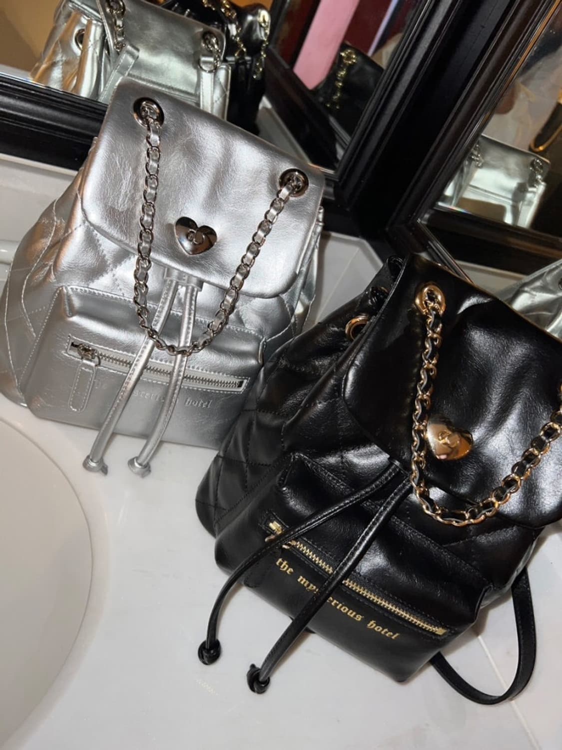 [새상품] 더 미스테리어스 호텔 소가죽 퀼팅백 실버 상품이미지3