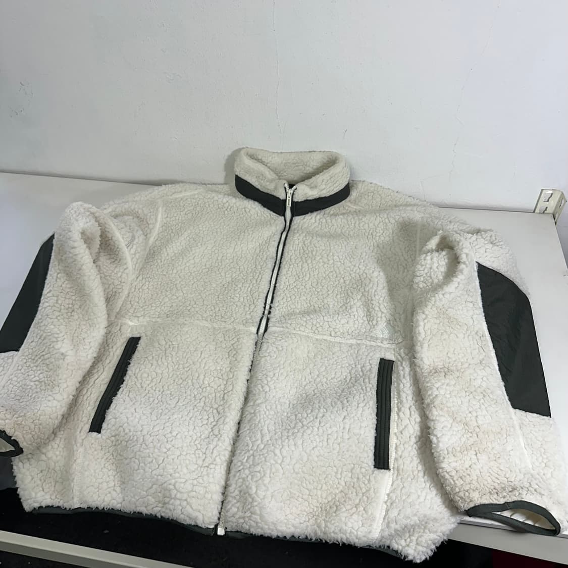 L 아디다스 화이트 백로고 뽀글이 후리스 상품이미지3