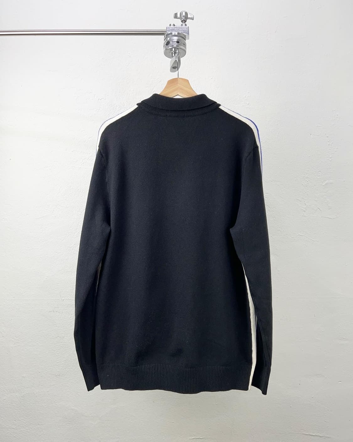 베네통 블랙 로고 라인디테일 카라 니트 상품이미지5