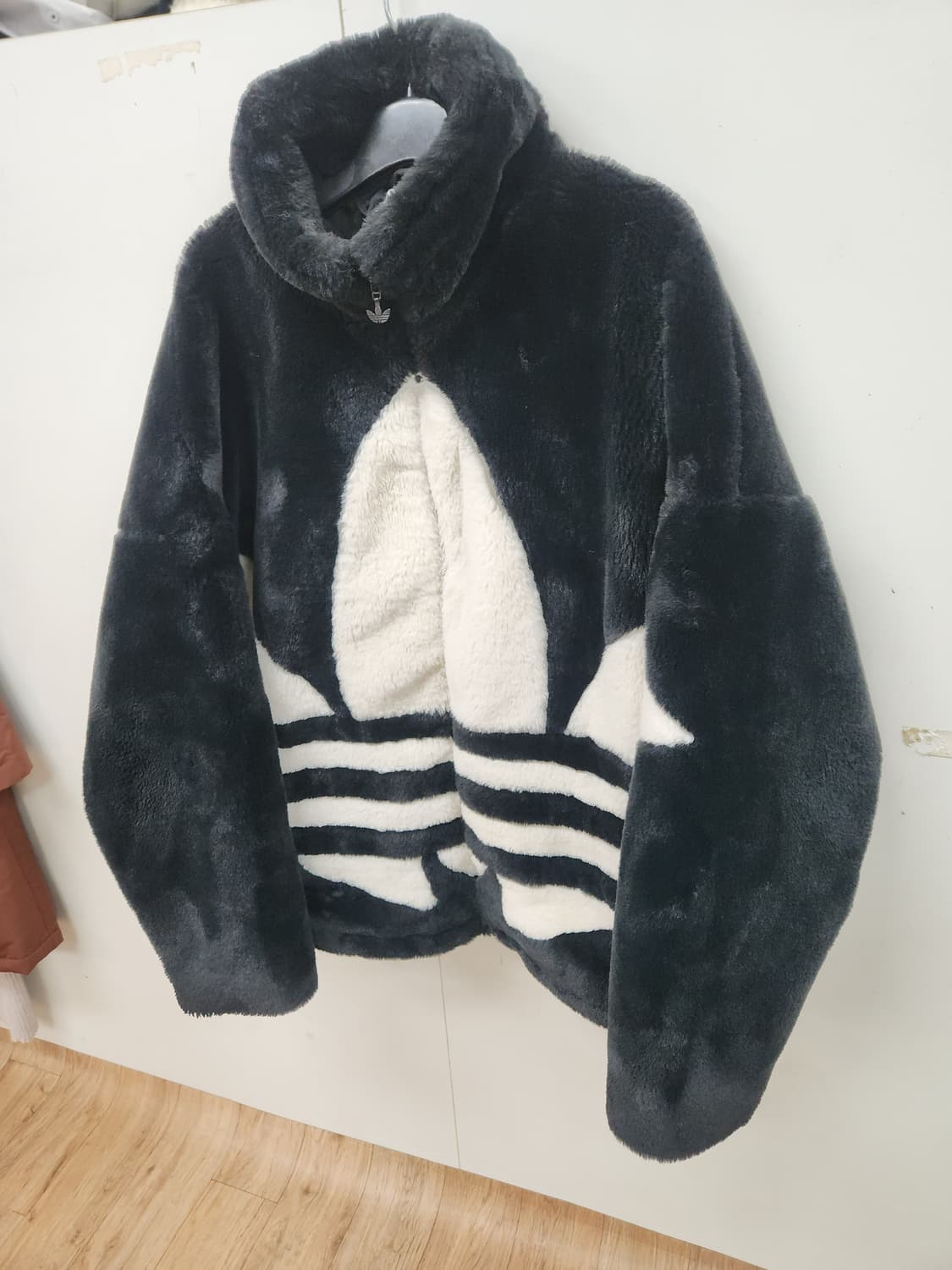 아디다스 빅 트레포일 퍼 자켓 (M) 오버핏 상품이미지4