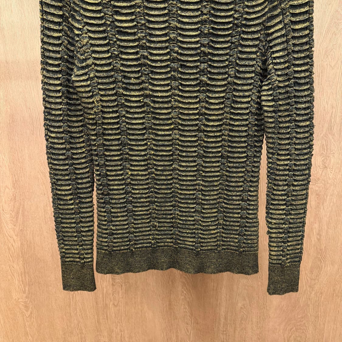 발망 긴팔 니트 골드 메탈릭 립 텍스처 숄더 버튼 디테일 슬림핏 블랙 상품이미지5