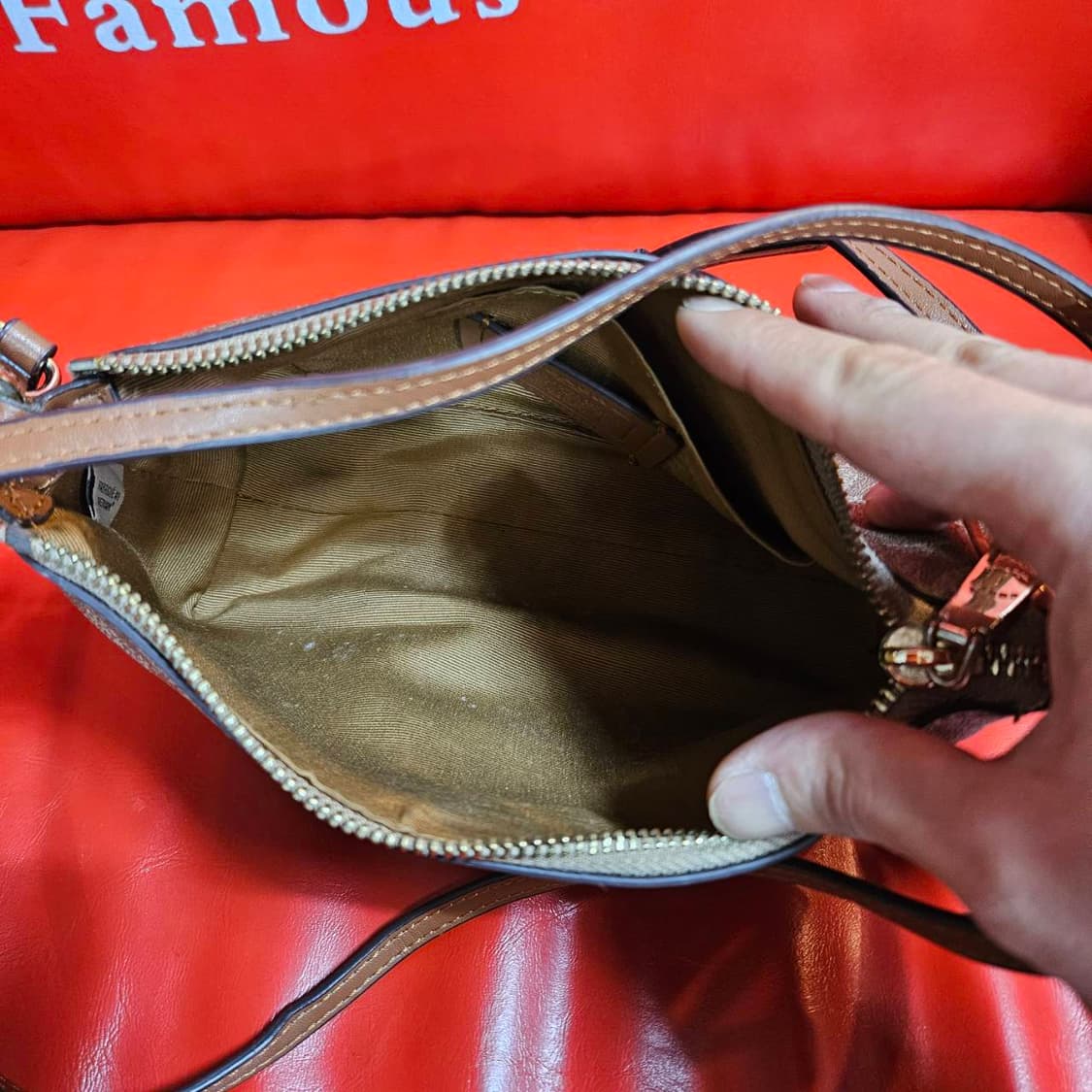 코치(COACH) 시그니쳐 탑 핸들 파우치 미니 크로스백 상품이미지9