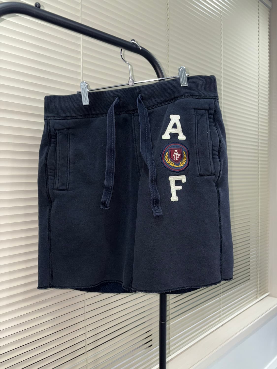 Abercrombie “Varsity Crest” Sweat Pants 상품이미지1