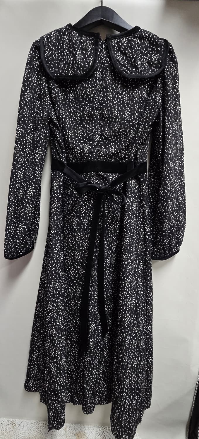 리리앤코 블랙 잔꽃 프릴 원피스 상품이미지4