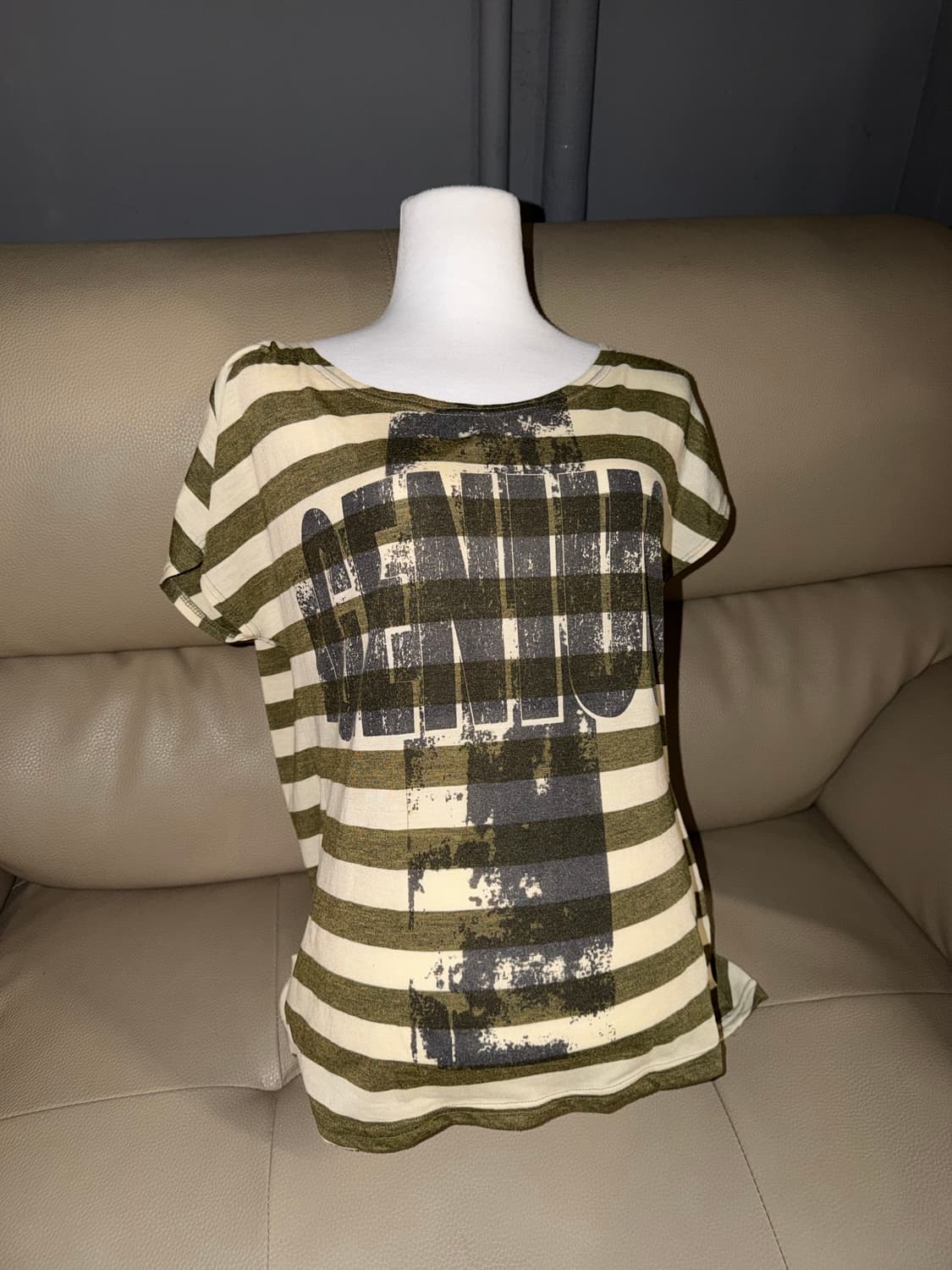stripe pattern cross lettering top 상품이미지1