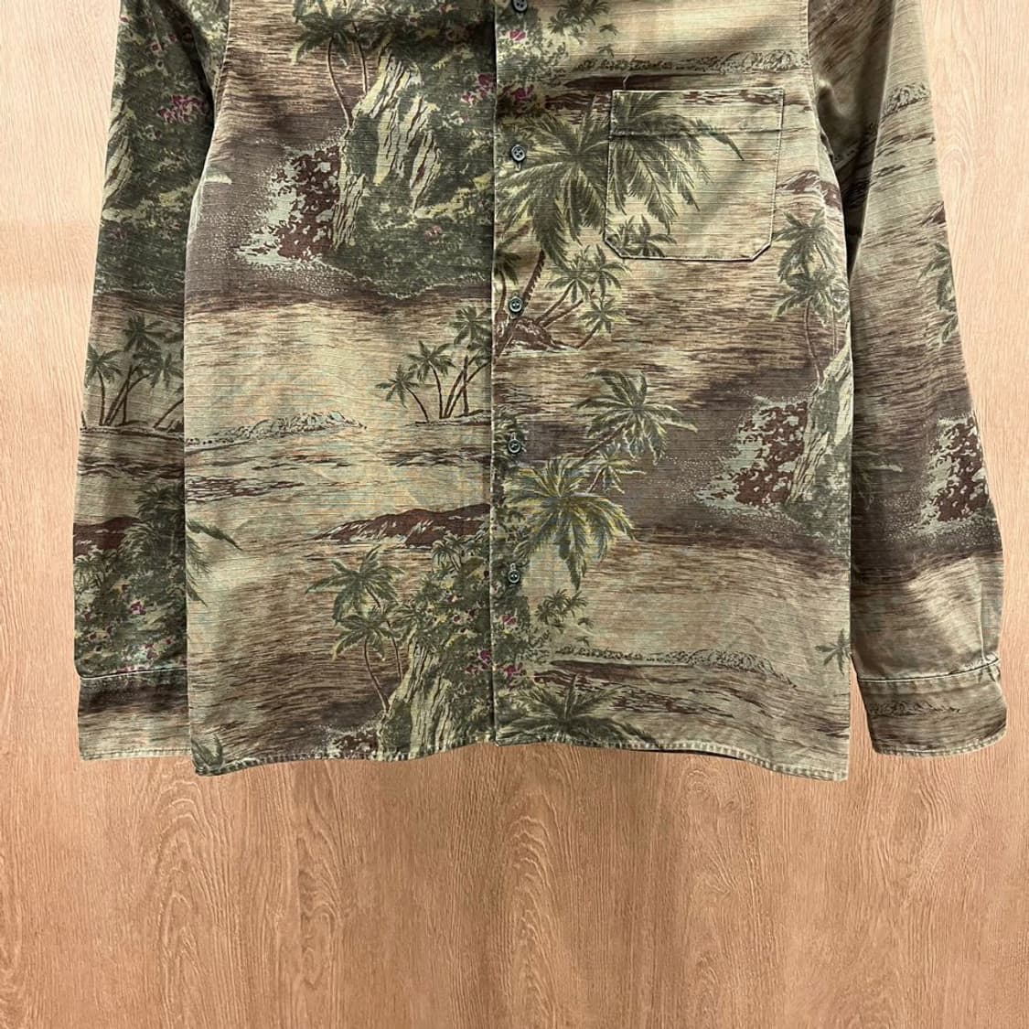 아페쎄 코튼 셔츠 하와이안 패턴 체스트 싱글 포켓 버튼 디테일 카키 상품이미지5