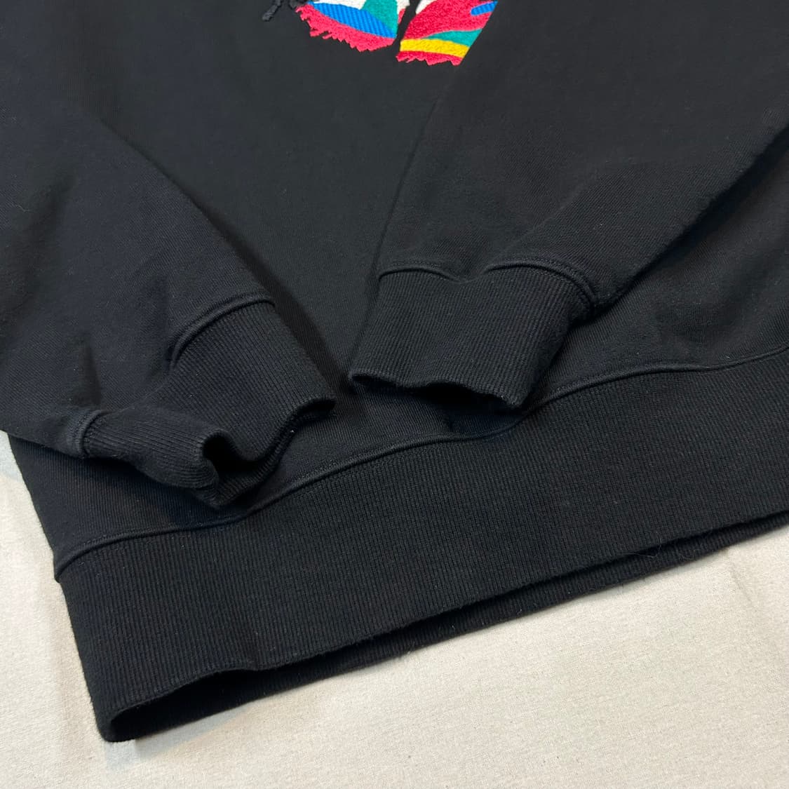 XL) 앤더슨벨 블랙 하트 자수 로고 맨투맨 상품이미지4