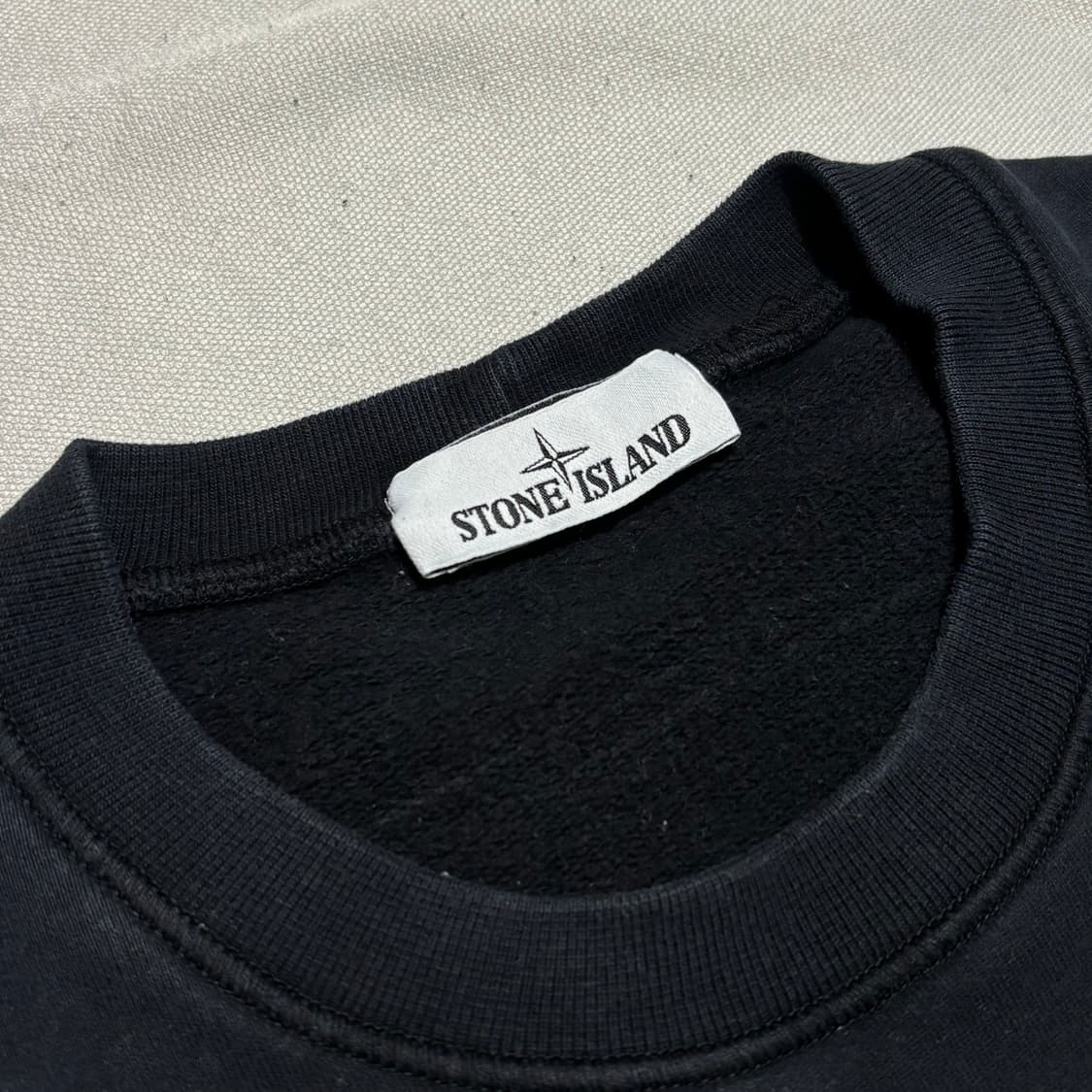L 스톤아일랜드 블랙 맨투맨 상품이미지4