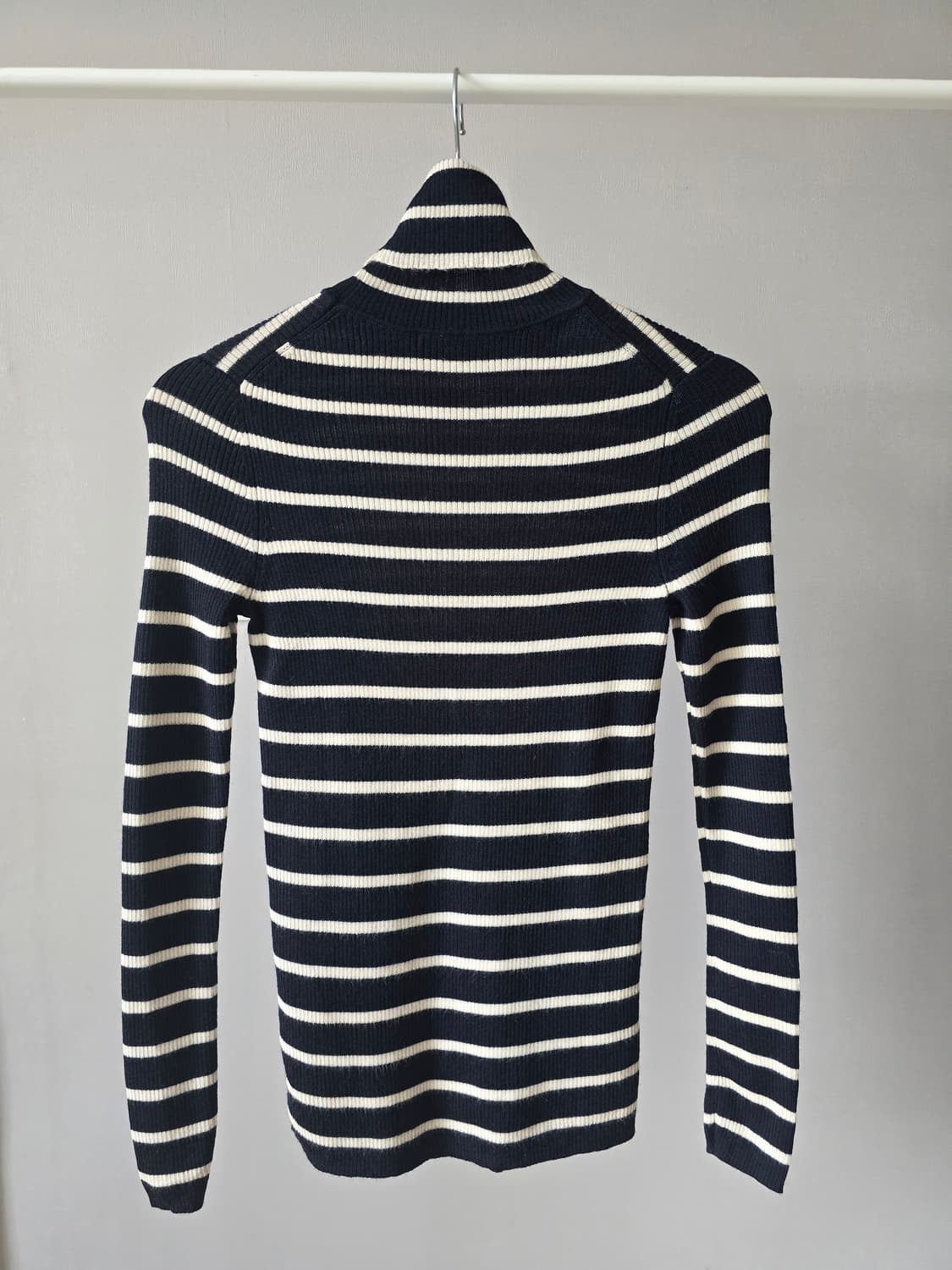 유니클로 프리미엄 메리노울 100% 스트라이프 터틀넥 스웨터 상품이미지3