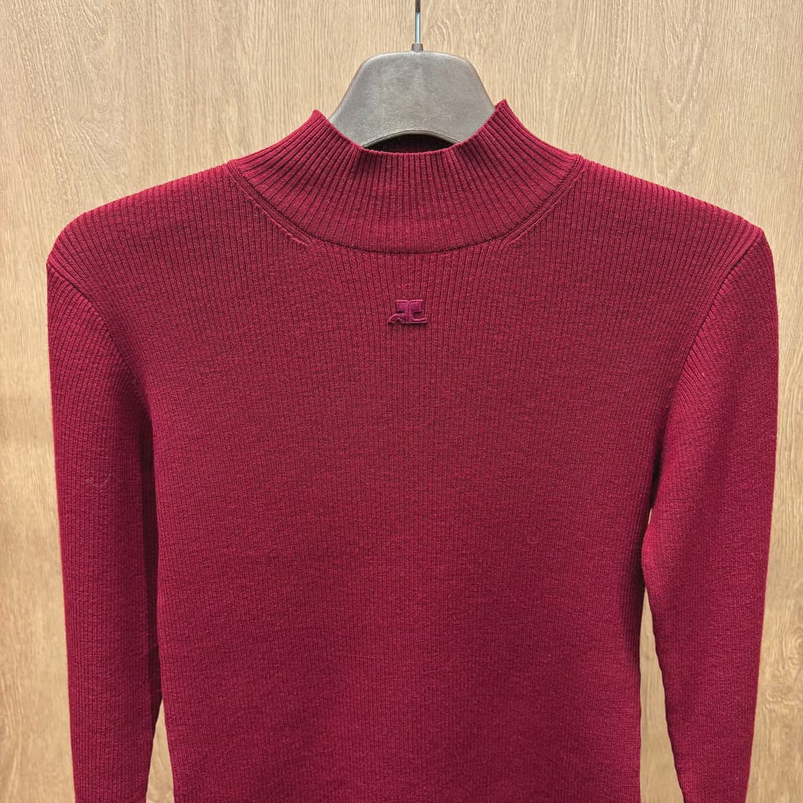 꾸레쥬 하프넥 골지 니트 로고 자수 패치 밑단 레이스 마감 디테일 레드 상품이미지4