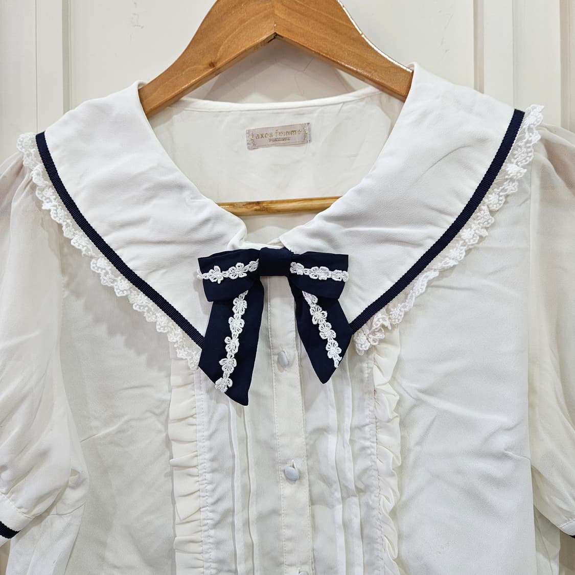 (Axes Femme Poetique)세일러카라 리본 프릴 블라우스 상품이미지3