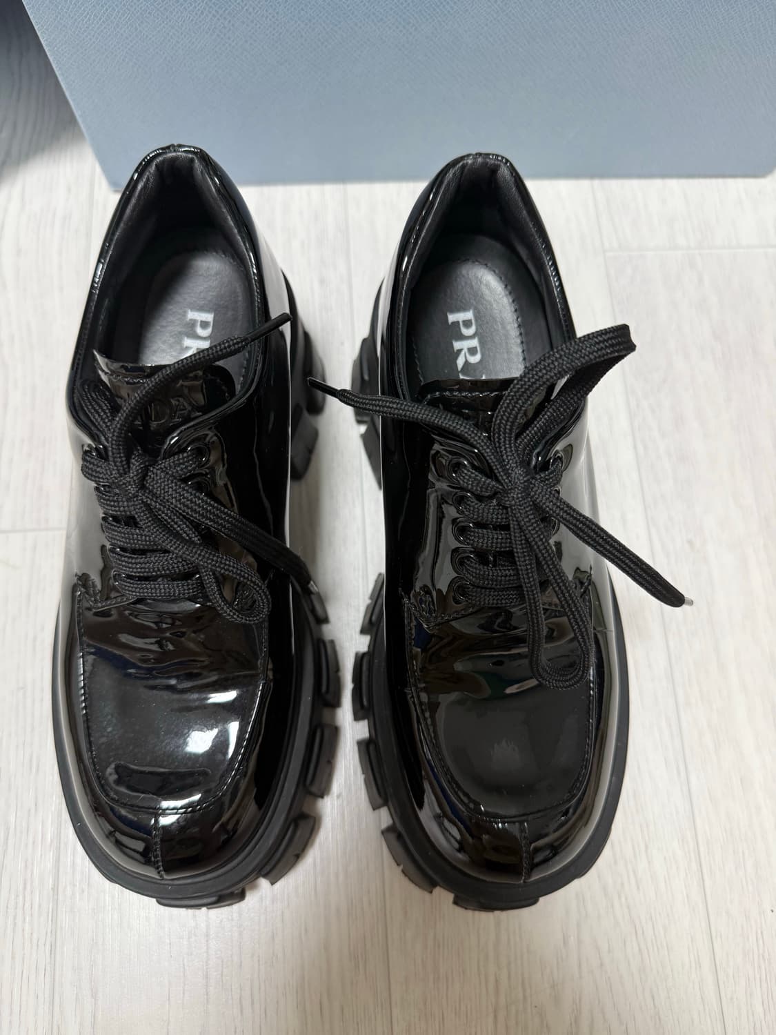 (PRADA) 프라다 블랙 에나멜 플랫폼 더비슈즈 -35 상품이미지3