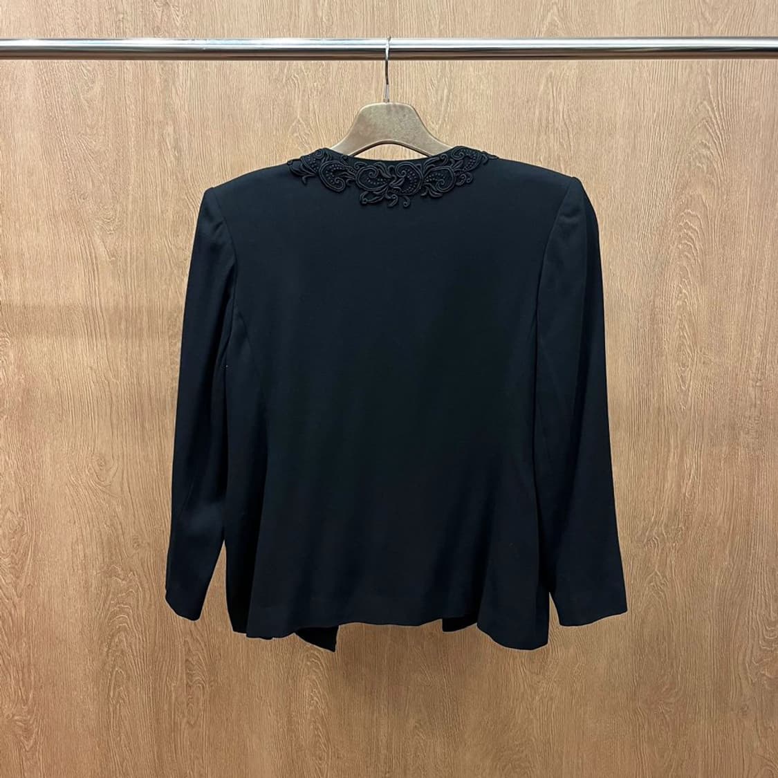 지방시 오픈 프론트 노카라 자켓 입체 자수 트리밍 숄더 패드 디테일 블랙 상품이미지2