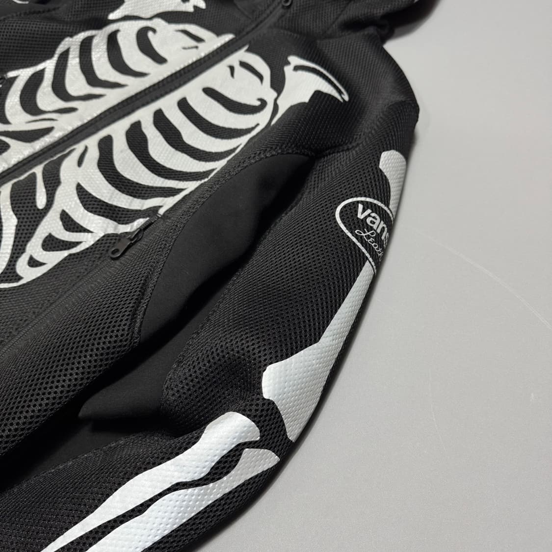 VANSON 블랙컬러 폴리에스터 본 프린트 매쉬 후드 집업 자켓 상품이미지5