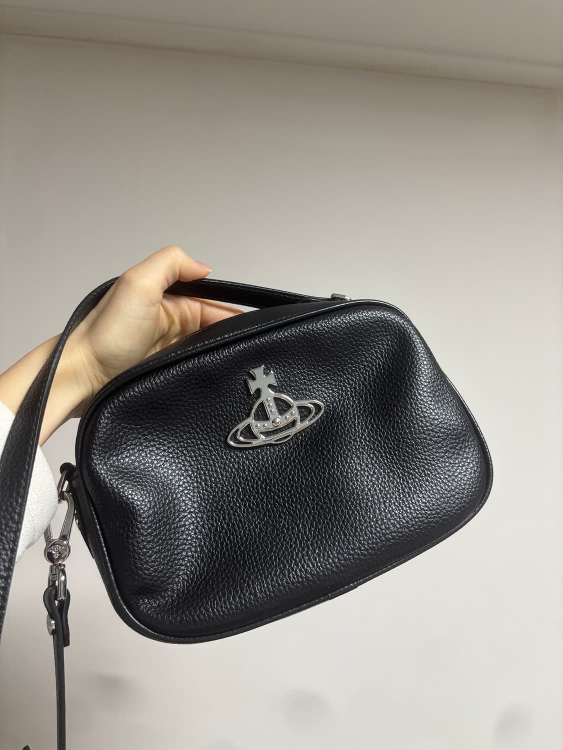 비비안웨스트우드 블랙 안나 카메라백 (원가 37만원 이상) 상품이미지3