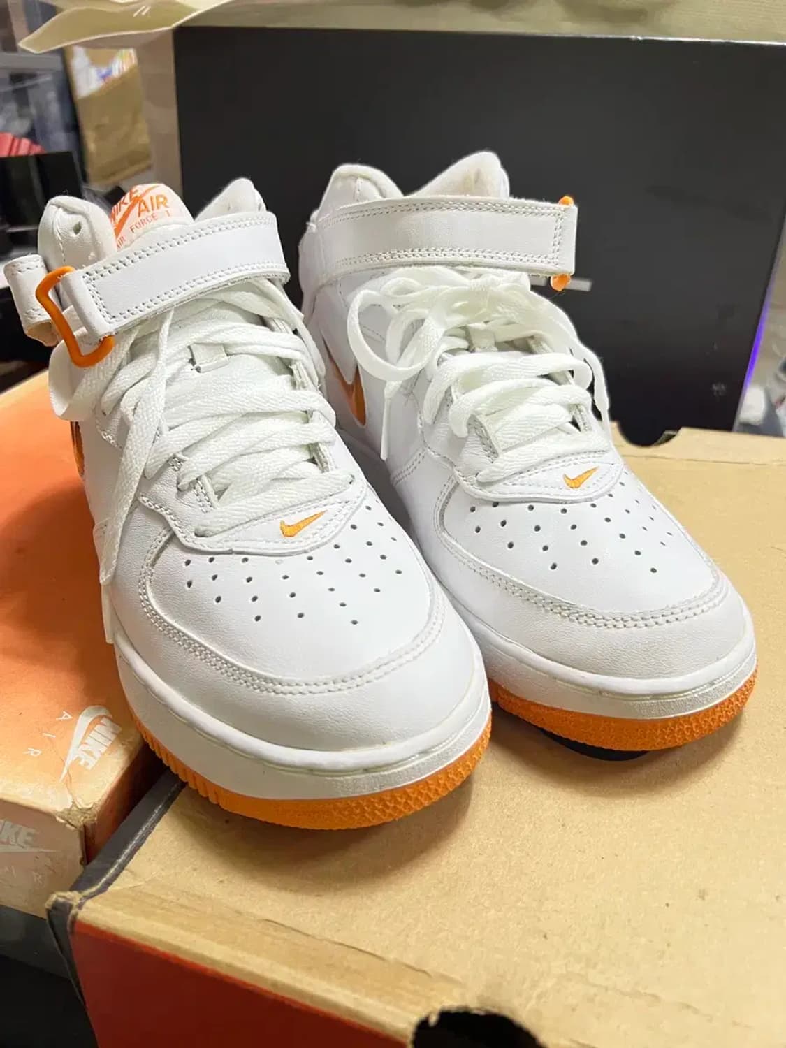 나이키 에어포스1 흰/주 뽈록이 265 신품 상품이미지3