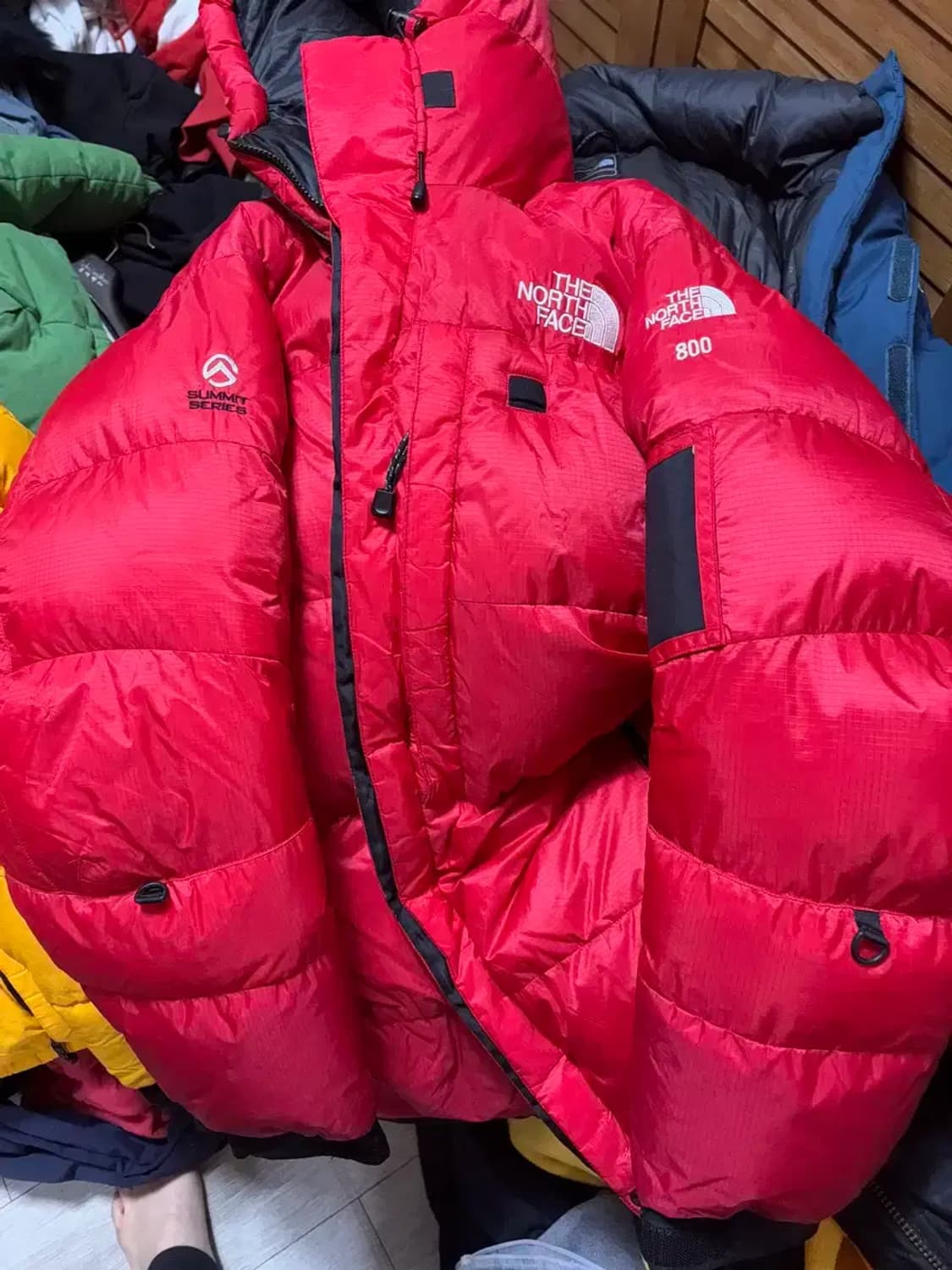노스페이스 써밋 시리즈 800 발토르 xxl 빨/검 착용샷 상품이미지6
