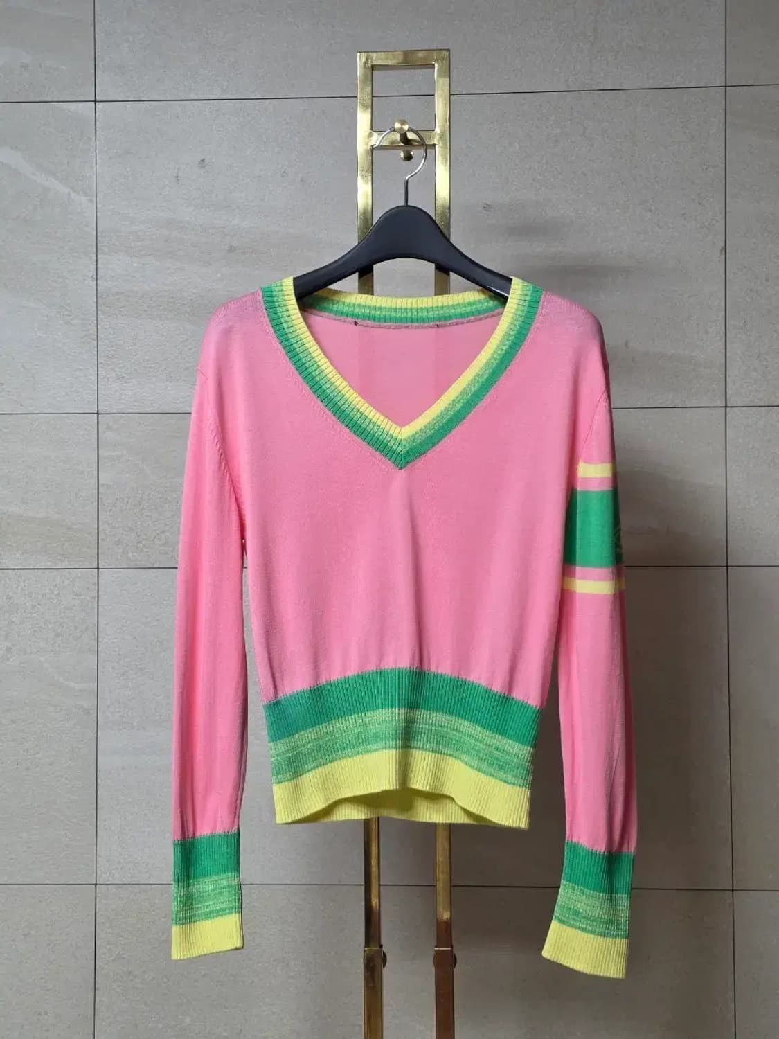 비비안웨스트우드 소매 오브 자수 배색 V넥 니트 상품이미지1