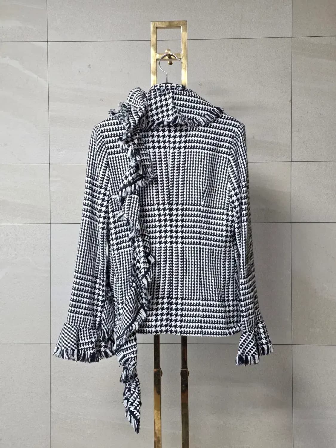 안느퐁텐 하운드투스 자켓과 러플 머플러 상품이미지6