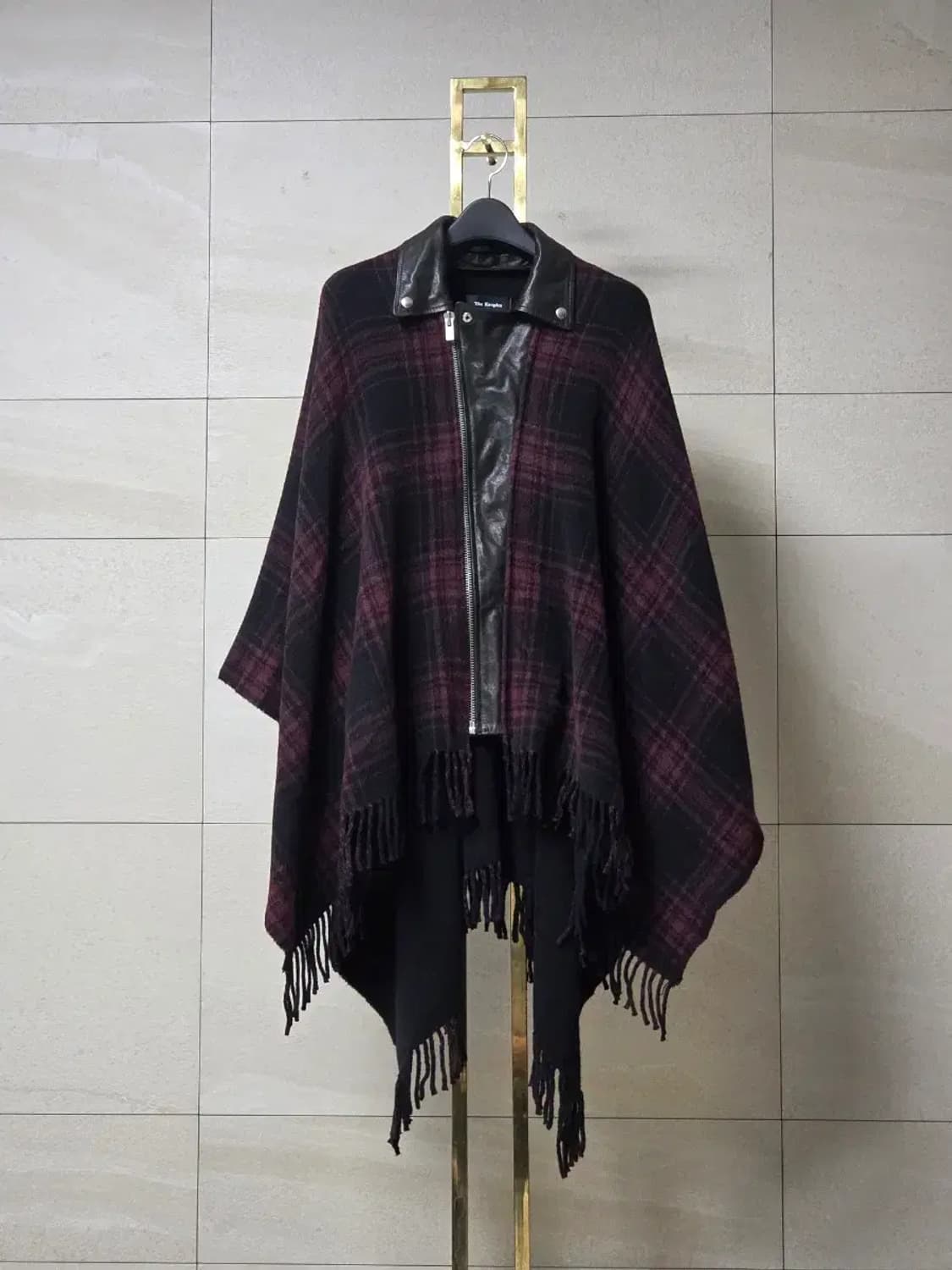 더쿠플스(The Kooples) 리얼 램스킨 칼라 울 체크 판초 상품이미지3