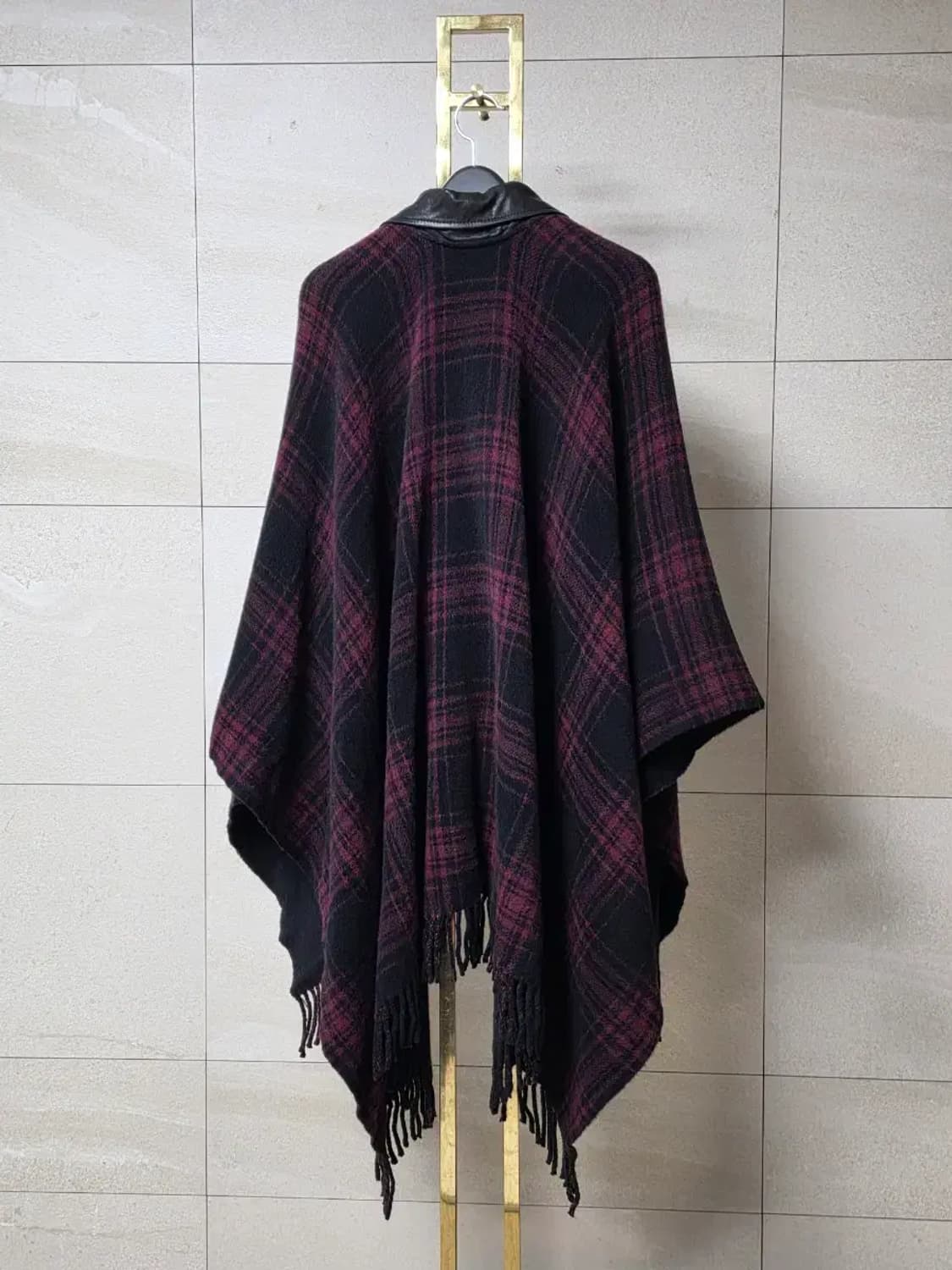 더쿠플스(The Kooples) 리얼 램스킨 칼라 울 체크 판초 상품이미지5