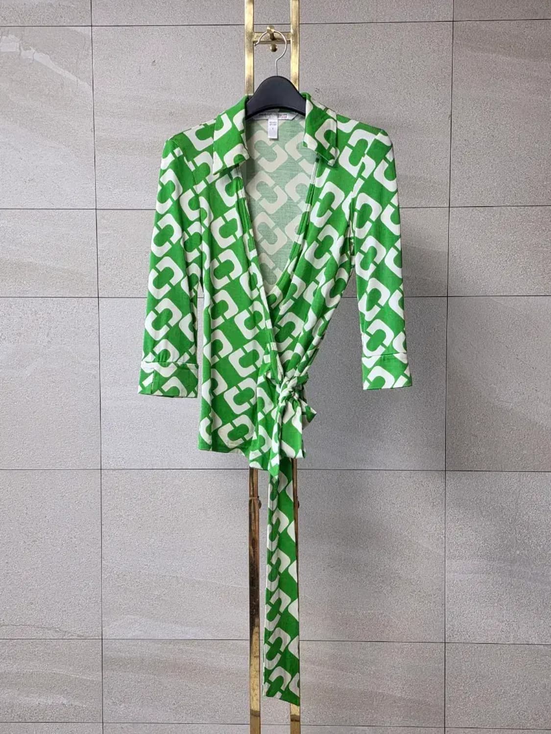 DVF 실크 기하학 패턴 랩 블라우스 상품이미지1