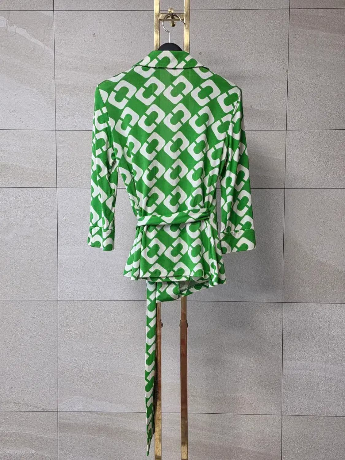 DVF 실크 기하학 패턴 랩 블라우스 상품이미지3