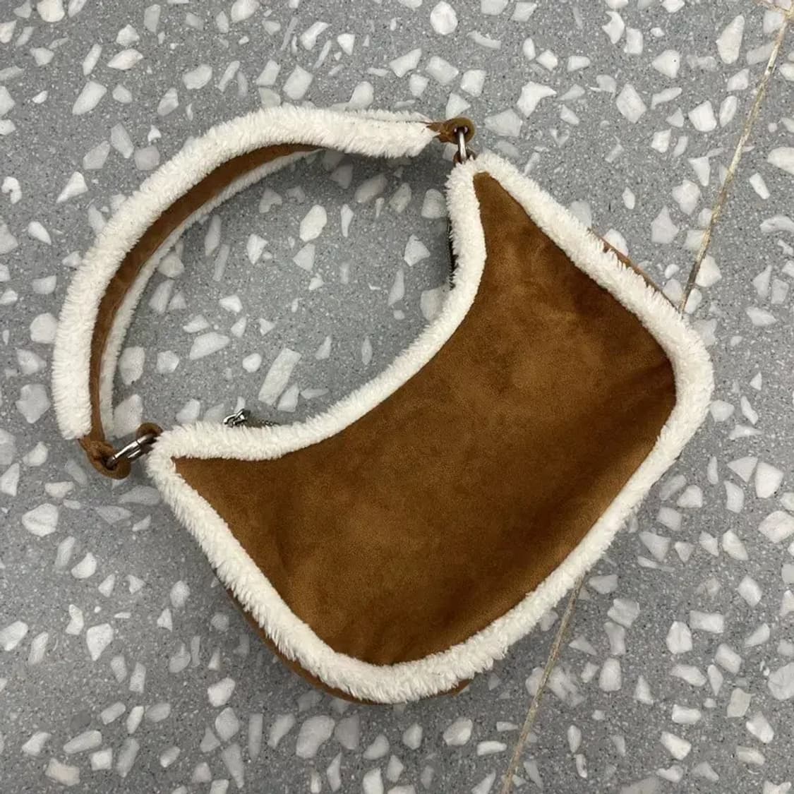 널디 로고 스웨이드 호보백 G04598 상품이미지2