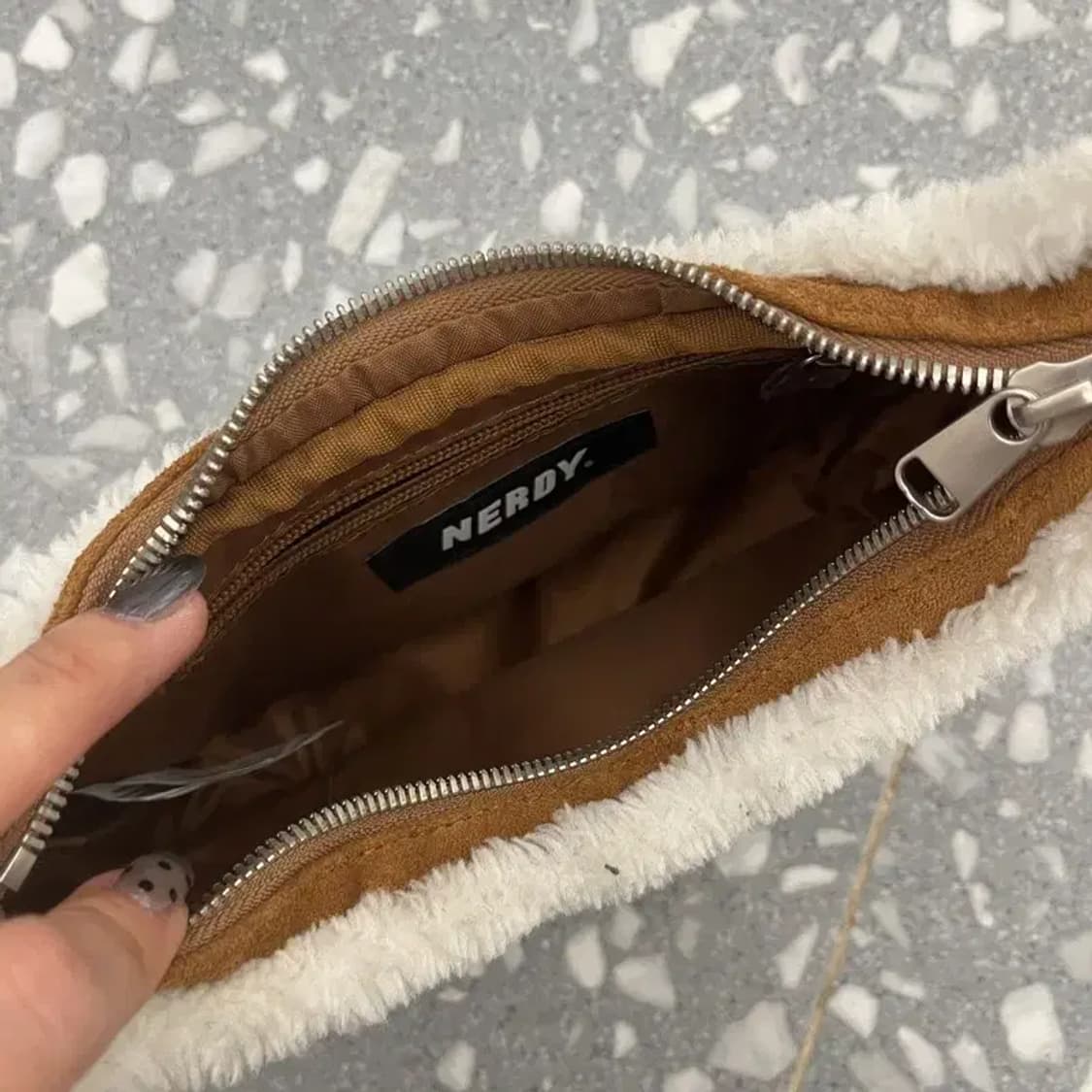 널디 로고 스웨이드 호보백 G04598 상품이미지3