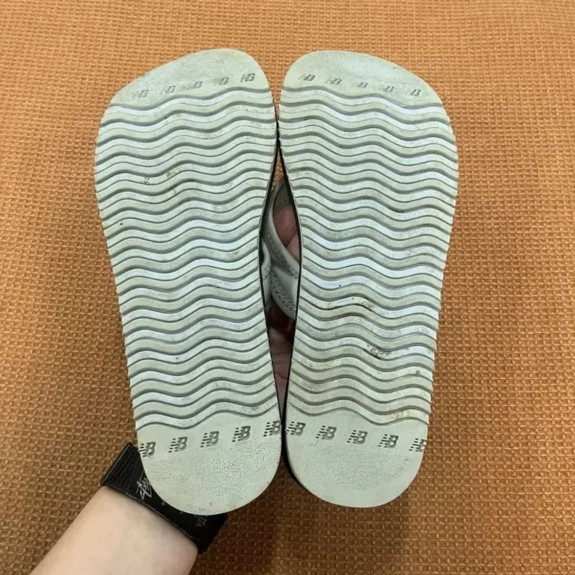 뉴발란스 쪼리 슬리퍼 240 G05932 상품이미지4