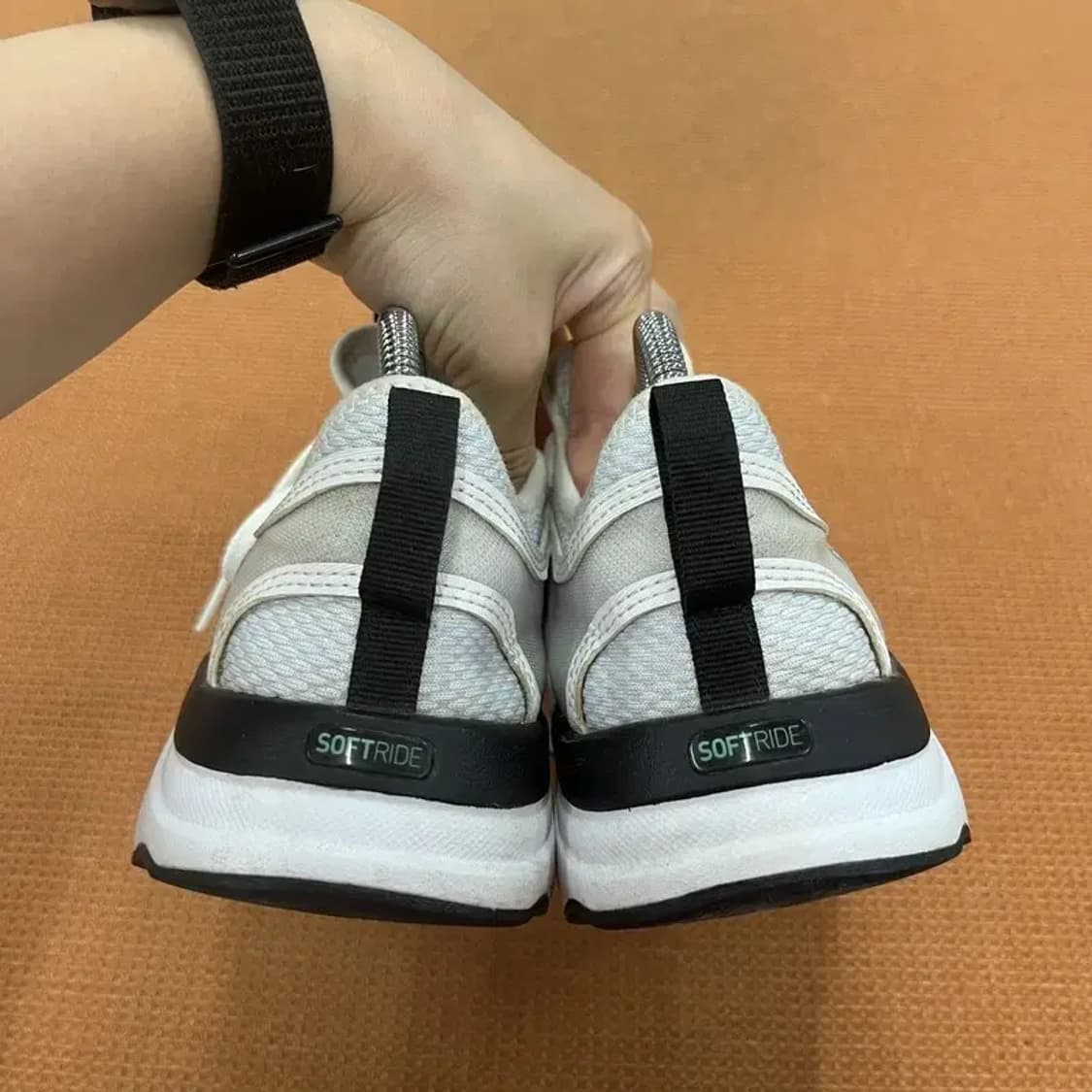푸마 소프트라이드 소피아 운동화 240 G06779 상품이미지2