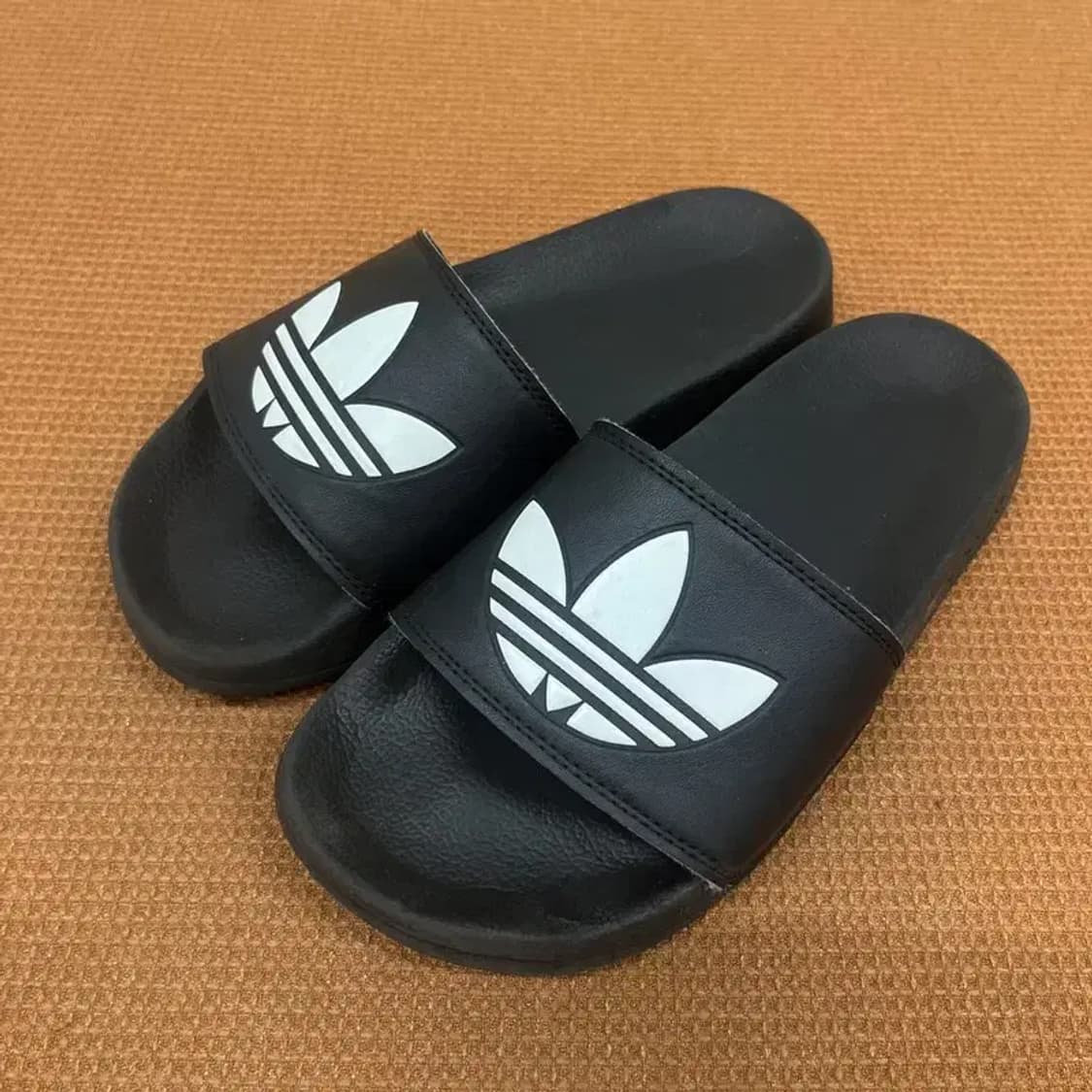아디다스 불꽃로고 슬라이드 슬리퍼 245 G07065 상품이미지1