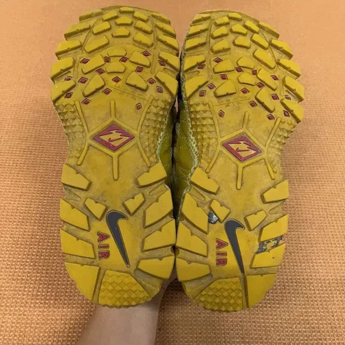 나이키 에어 휴마라 버프 골드 런닝화 운동화 255 G08778 상품이미지4