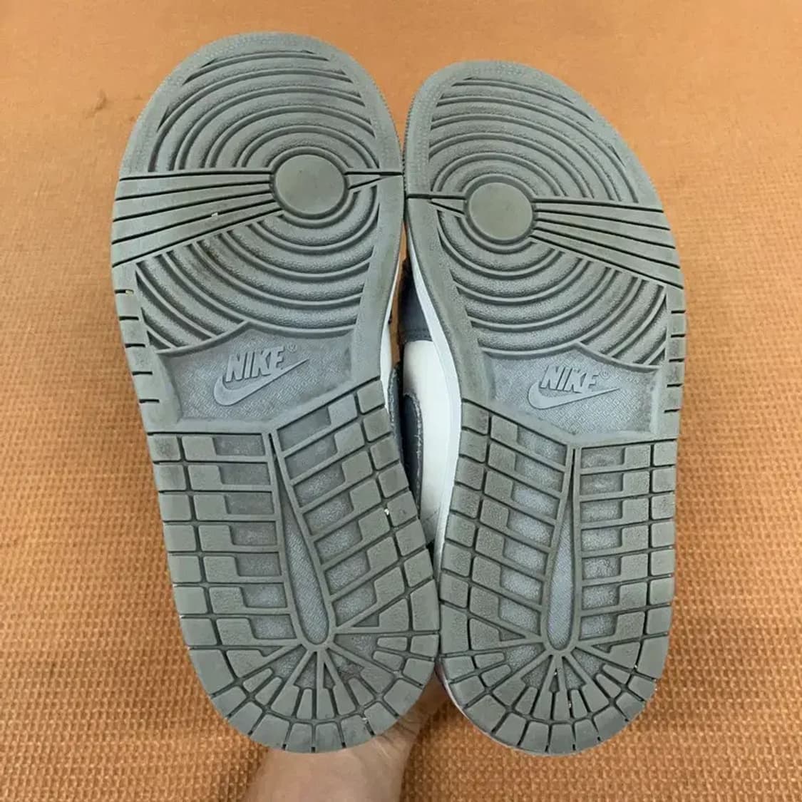 나이키 에어 조던 1 미드 그레이 운동화 240 G08912 상품이미지4